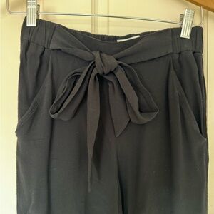 Aritzia black cropped flowy trousers size XS